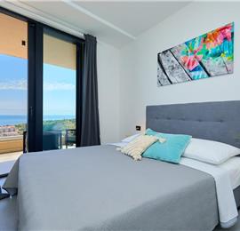 2 Bedroom apartment sea view and private parking in the garage